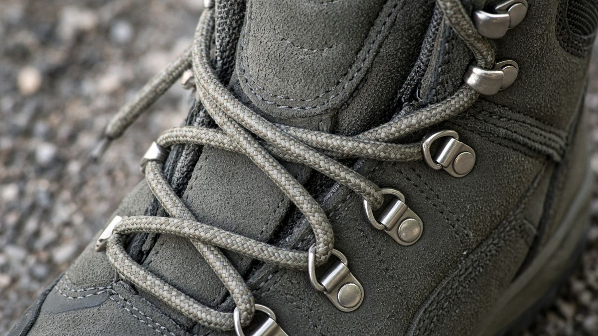 Schnürung eines Kinder-Wanderschuhs bei hohem Spann
